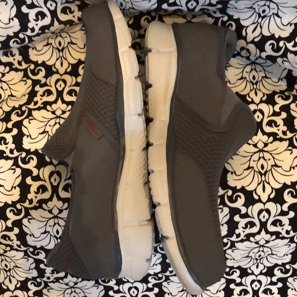 NWOT ✨Mens Sketchers memory foam insole lightweight comfy classic slip-ons